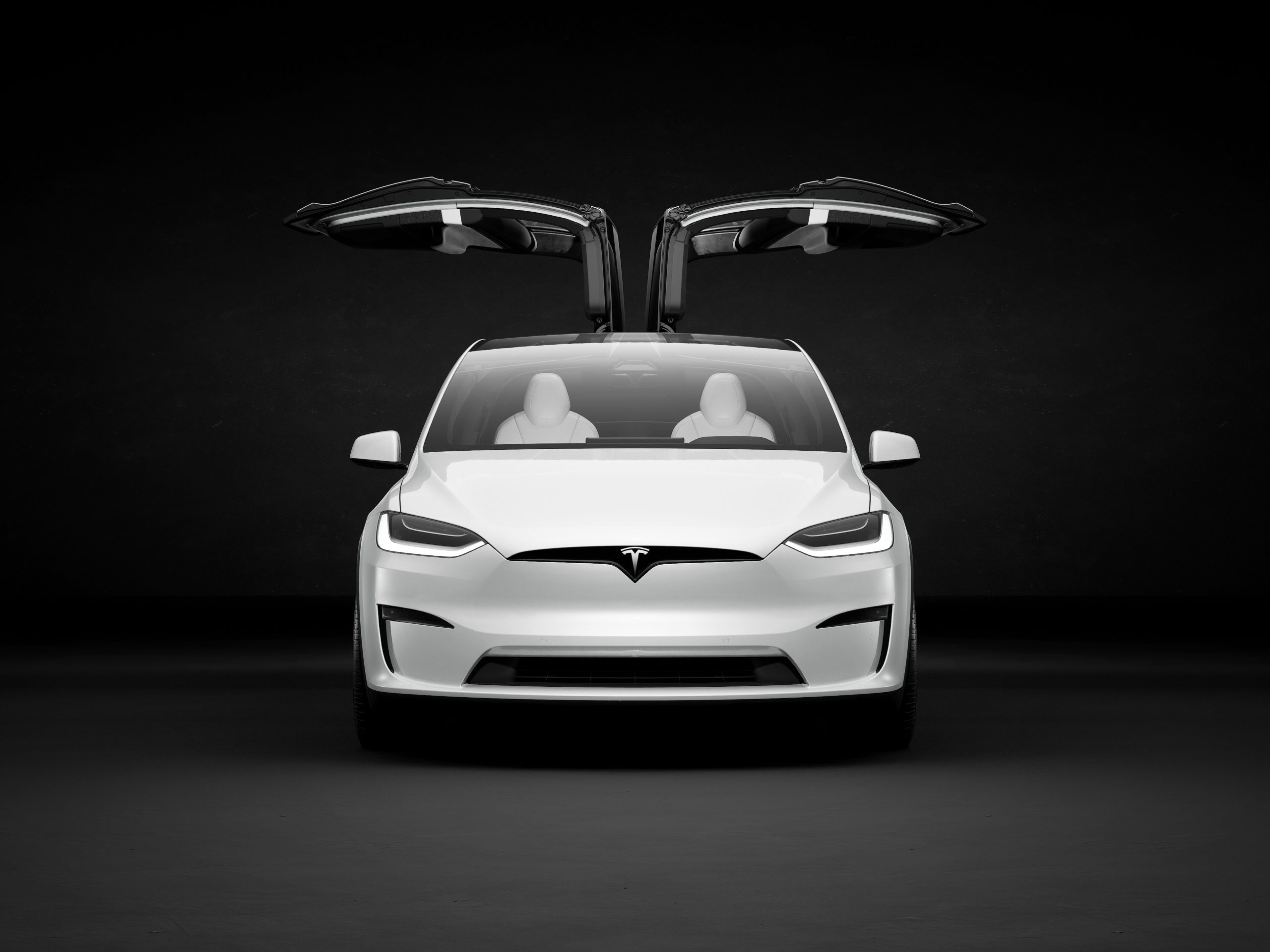 Carro elétrico Tesla Model X com as portas abertas