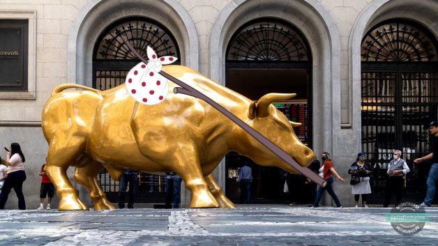 Montagem do touro dourado da B3 segurando com sua boca uma trouxinha com graveto