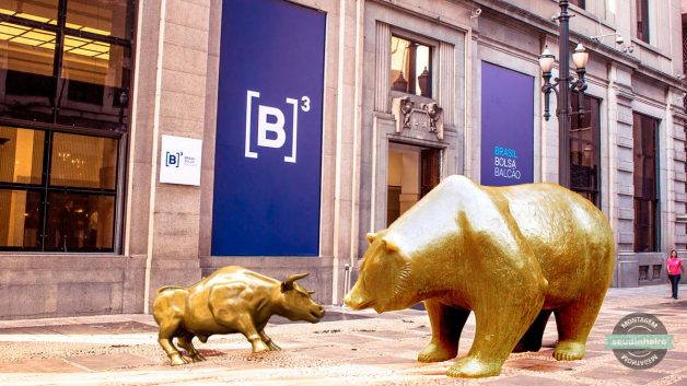 Montagem do touro dourado pequeno encarando urso dourado maior na frente da B3 Ibovespa