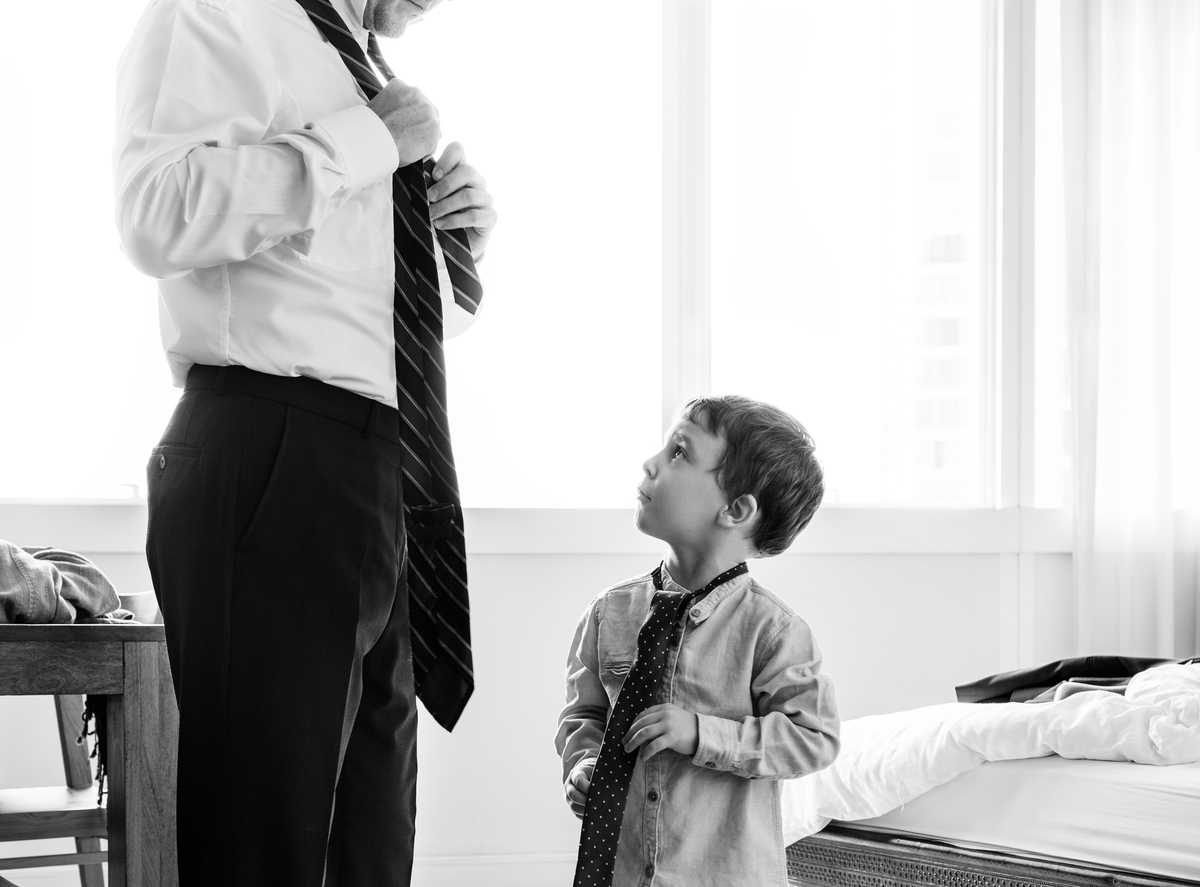 Pai e filho estão vestindo roupas sociais