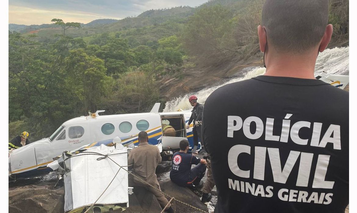 Policial Civil observa local da queda do avião que transportava a cantora Marília Mendonça e mais quatro pessoas