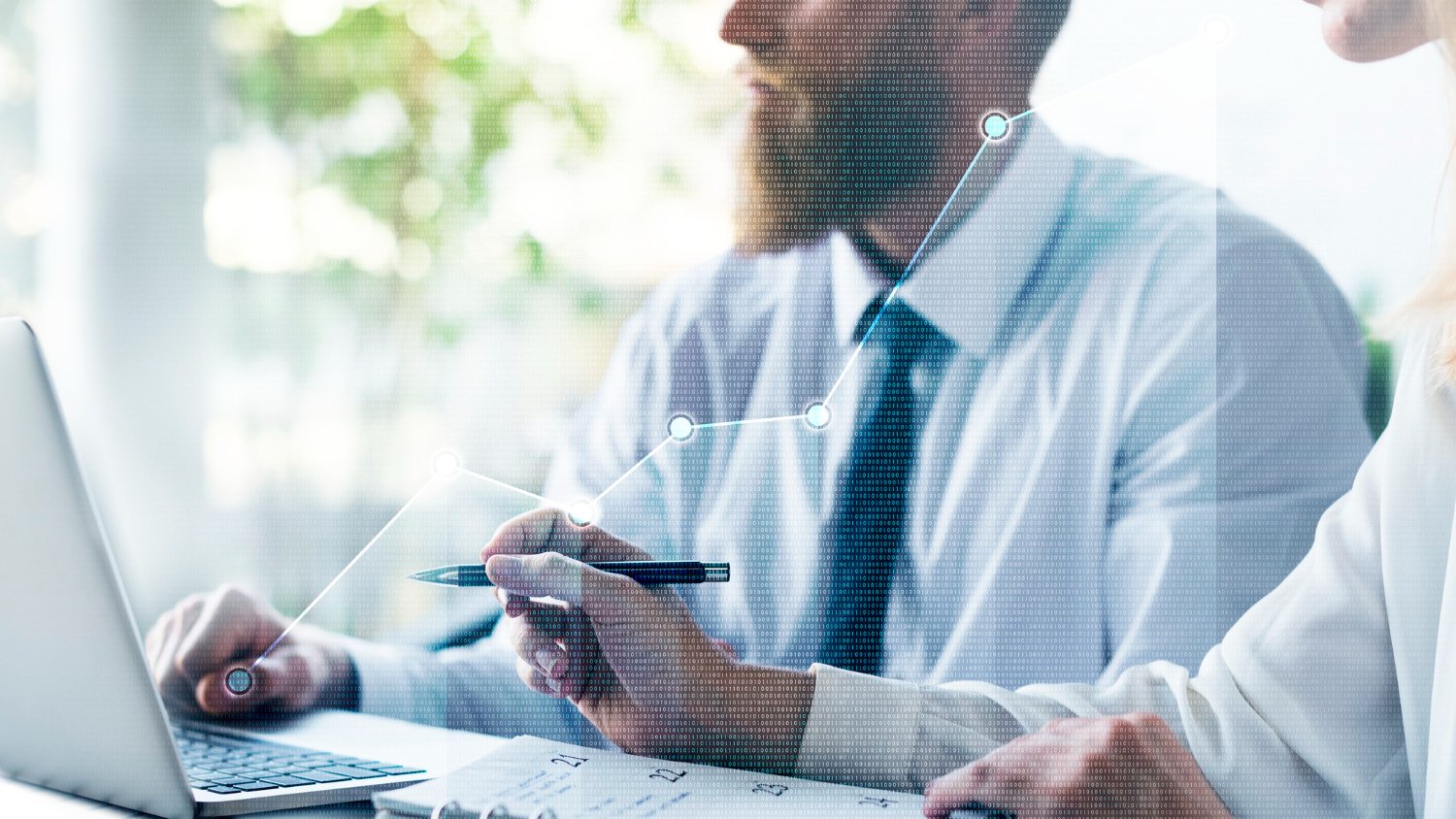 Imagem mostra homem de camisa e gravata, com barba, mexendo no computador, representando um assessor de investimentos