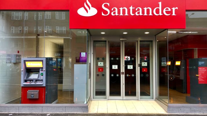 Entrada de uma agência Santander