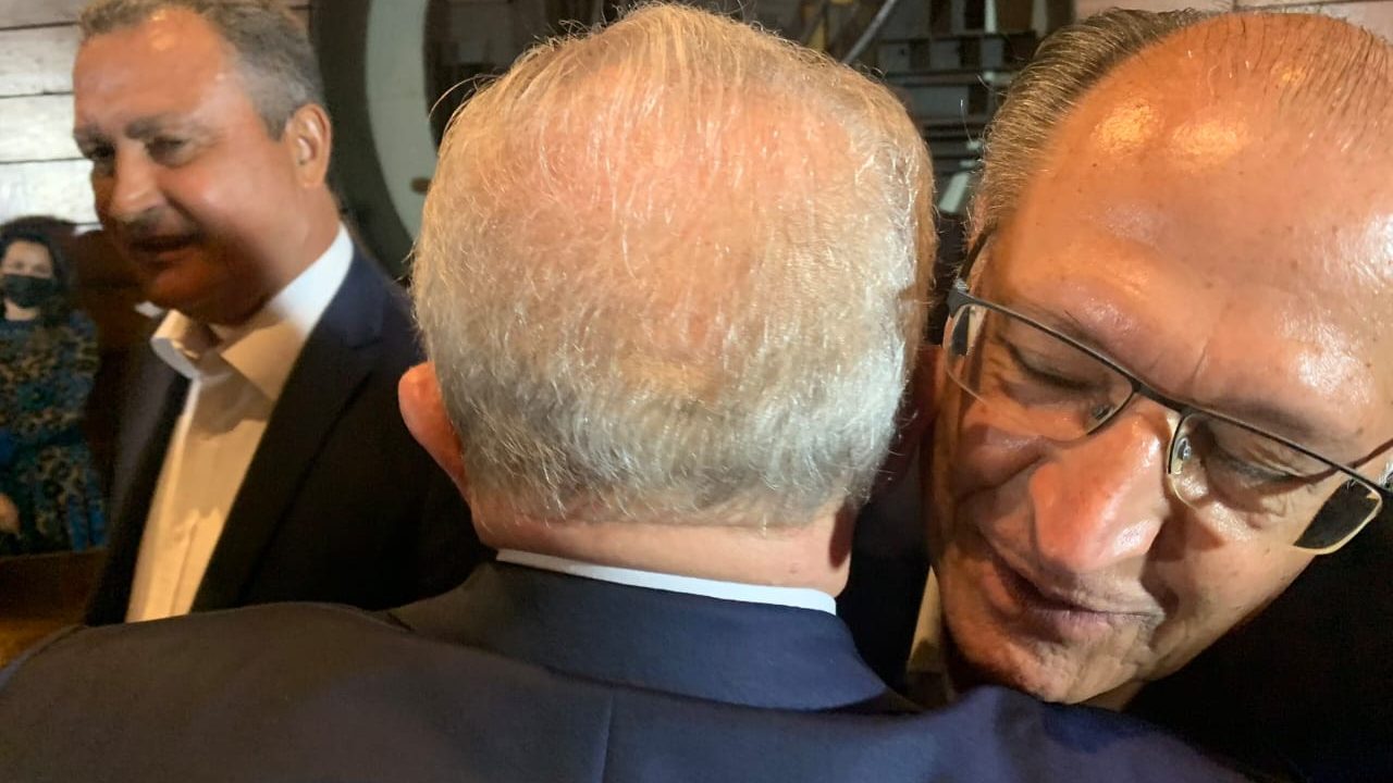 Luiz Inácio Lula da Silva abraça Geraldo Alckmin