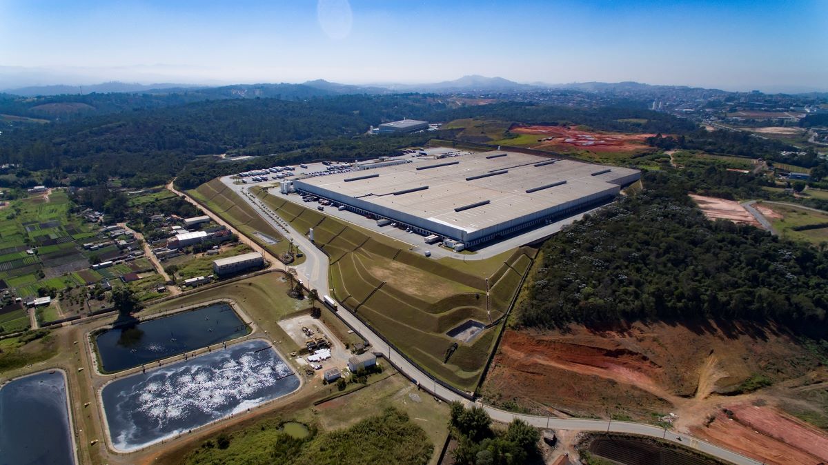 Vista aérea de galpão logístico de fundo imobiliário