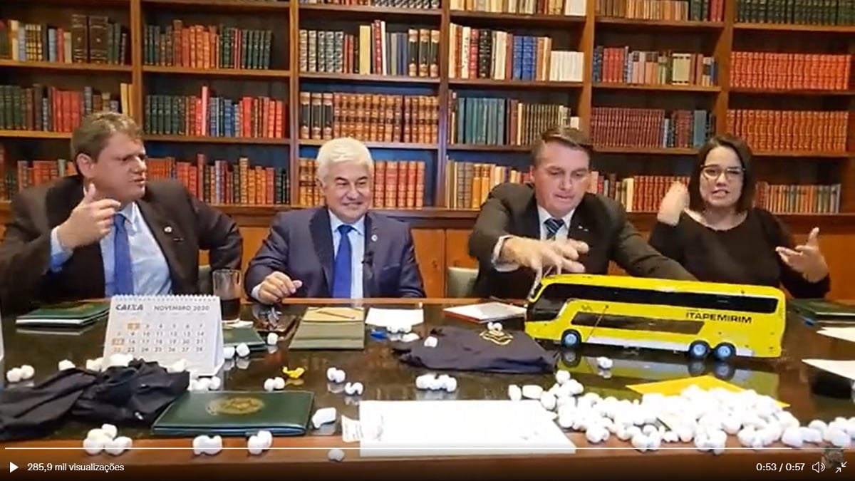 Ministro da Infraestrutura, Tarcísio Freitas; da Ciência, Marcos Pontes; e presidente Jair Bolsonaro posam com uma miniatura de ônibus da Itapemirim (ITA)