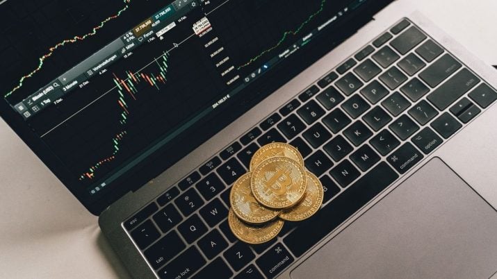 criptomoedas em cima de um computador