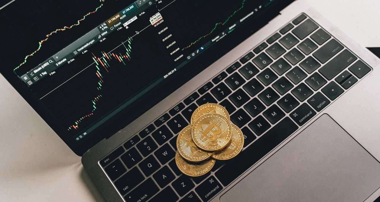 criptomoedas em cima de um computador