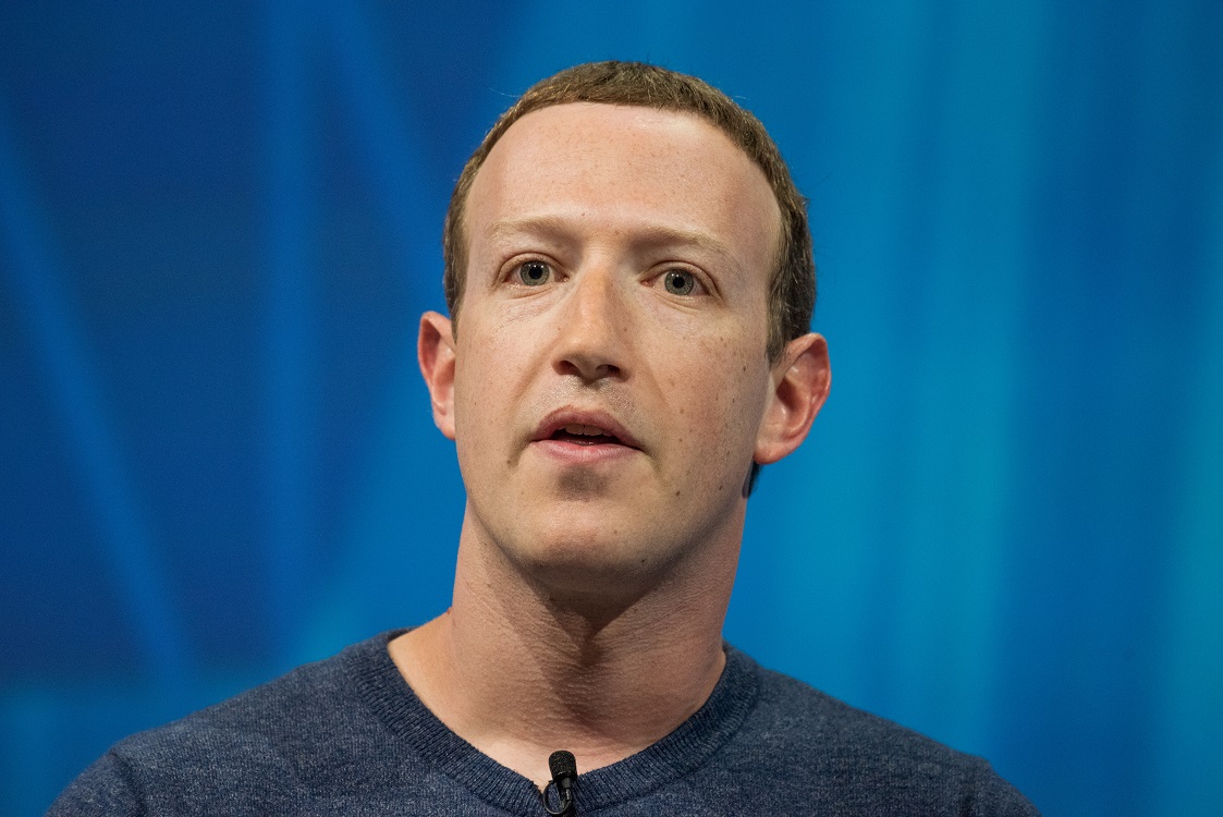 Mark Zuckerberg com um fundo em azul