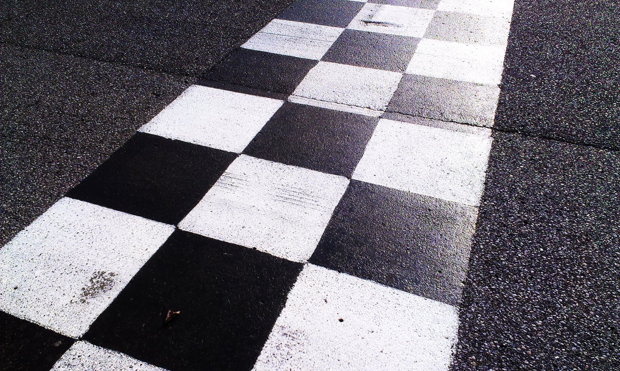 Faixa com quadrados pretos e brancos pintada no asfalto