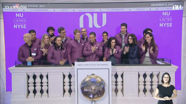 Fundadores do Nubank (NU) tocam o sino da NYSE em cerimônia de abertura do pregão americano. O banco brasileiro fez o IPO em 9 de dezembro