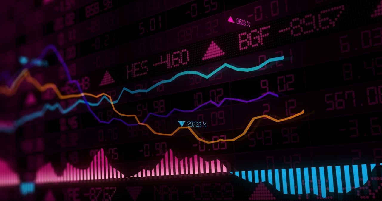 Tela mostra linhas coloridas descendo e subindo, em referência aos riscos e incertezas dos investimentos