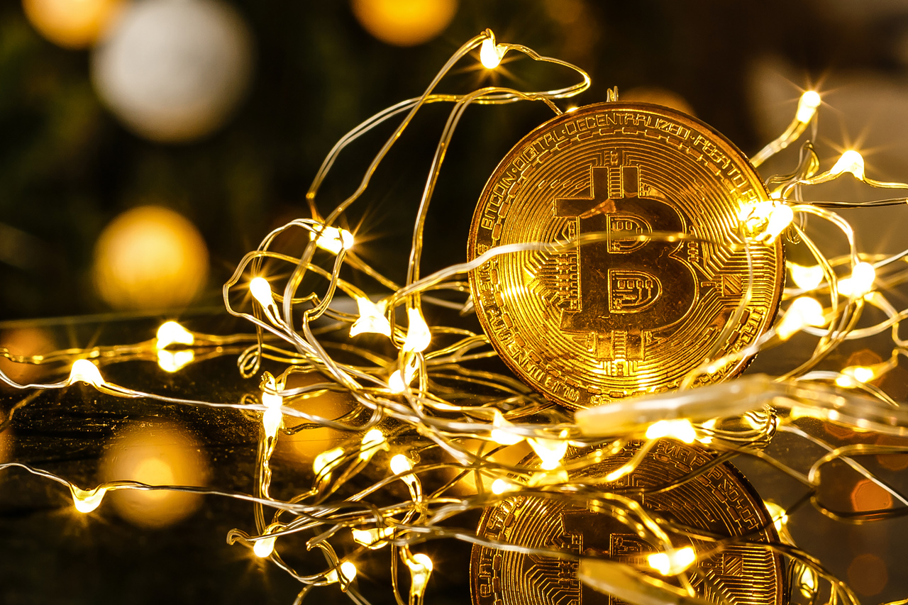 Bitcoin rodeado de luzes douradas