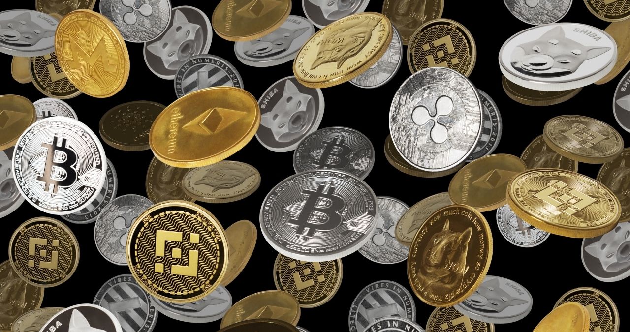 Diferentes criptomoedas "caindo", em representação da renda extra possível com staking