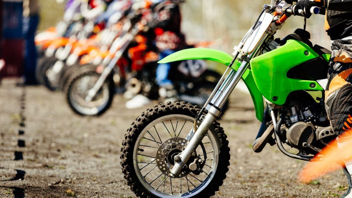 Motos em linha prontas para um rali | Ibovespa