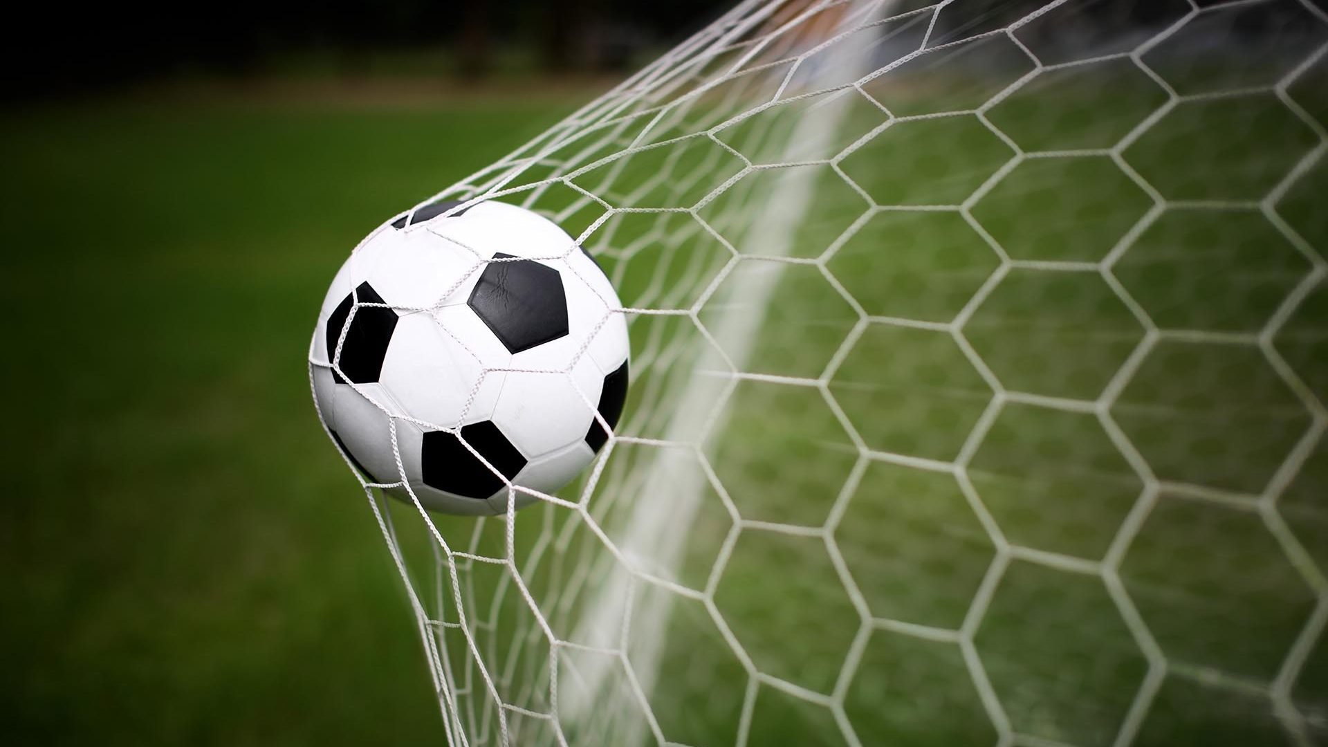 Bola na rede em jogo de futebol