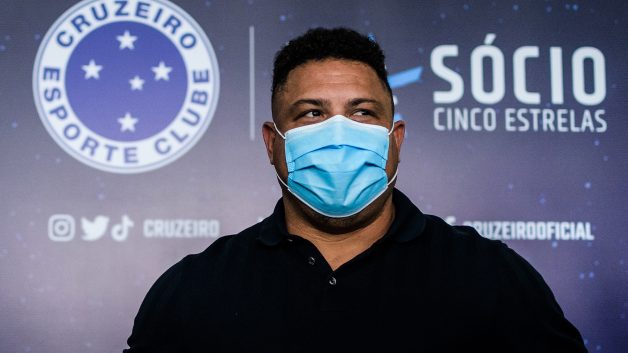 O ex-atacante Ronaldo Fenômeno em foto com o símbolo do cruzeiro atrás