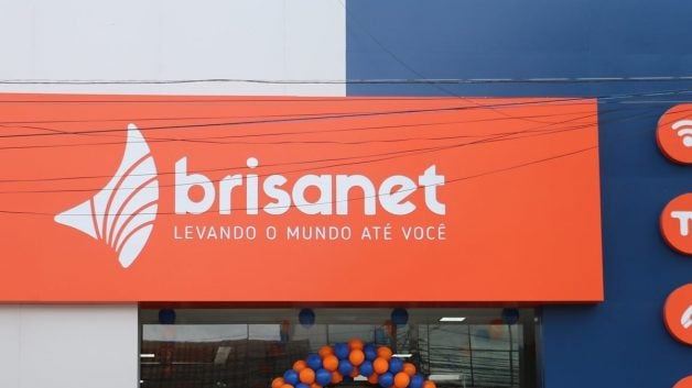 Fachada da Brisanet com arco de balões nas cores azul e laranja abaixo do logo da empresa