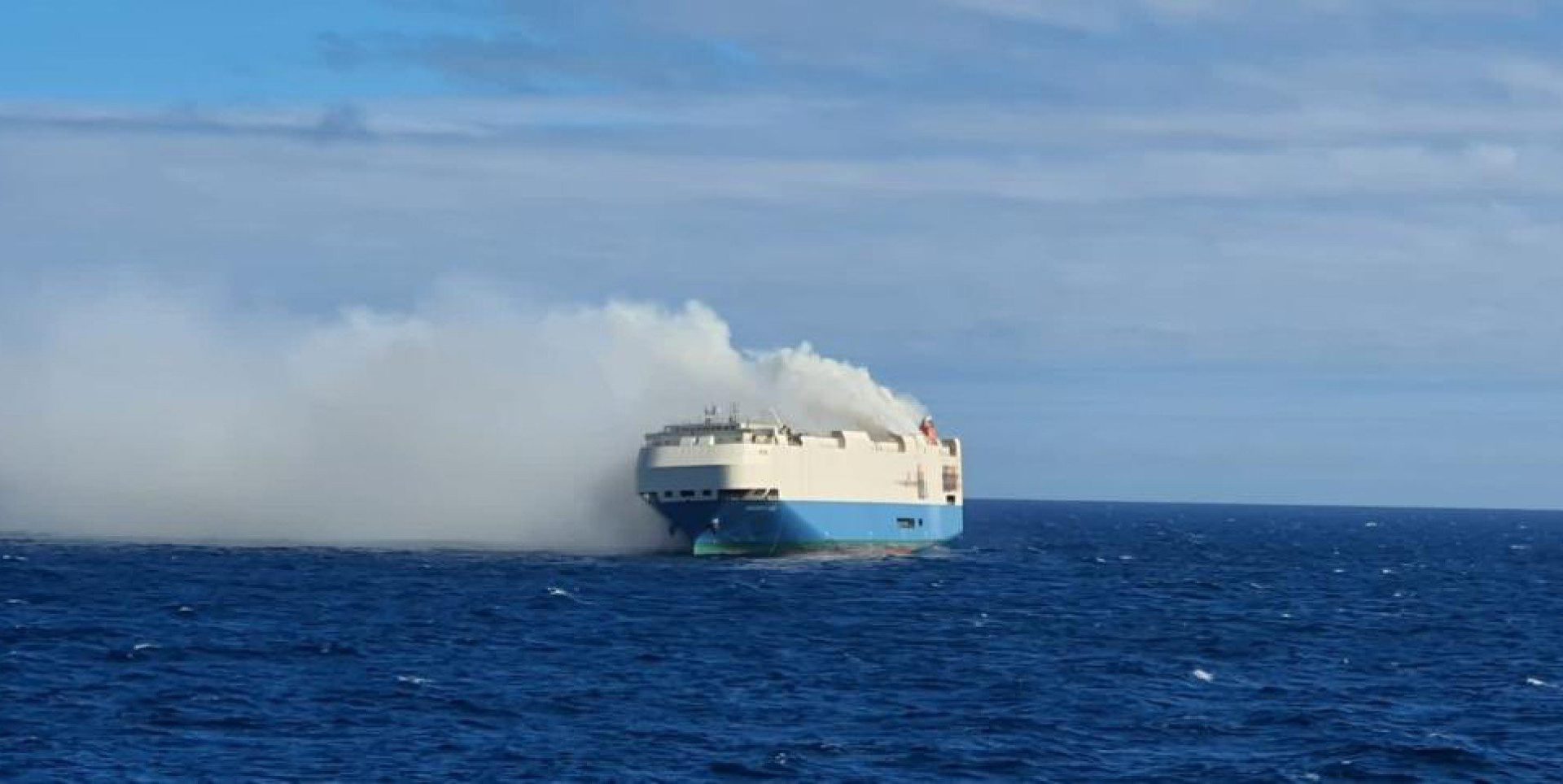 Navio pegando fogo no meio do Oceano Atlântico