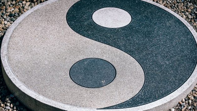 Símbolo de Yin Yang em pedra no chão