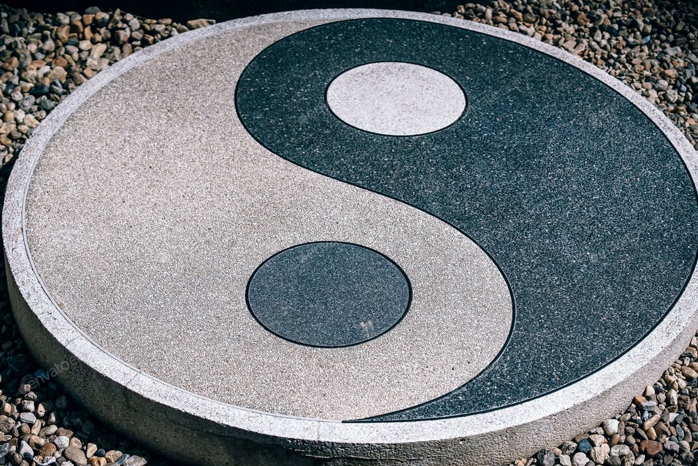 Símbolo de Yin Yang em pedra no chão