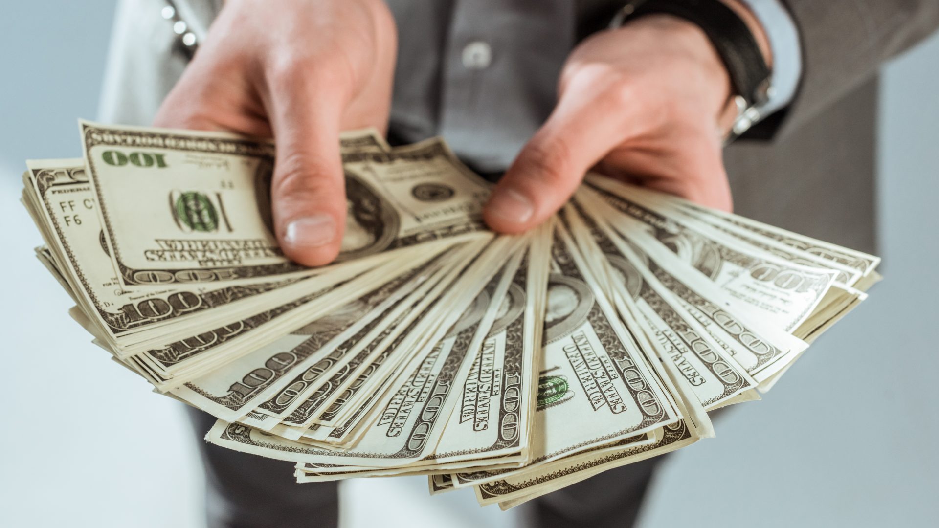 Foto mostra cédulas de dólar