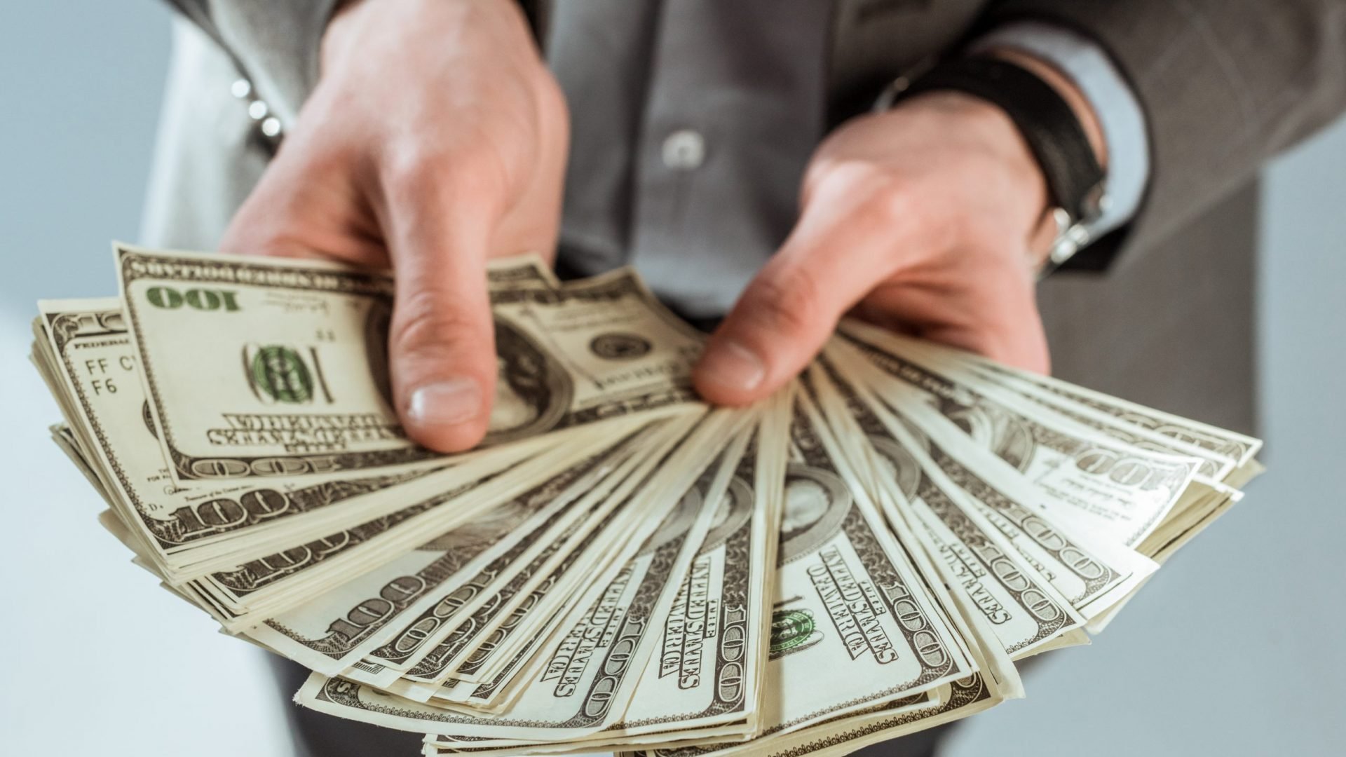 Foto mostra cédulas de dólar