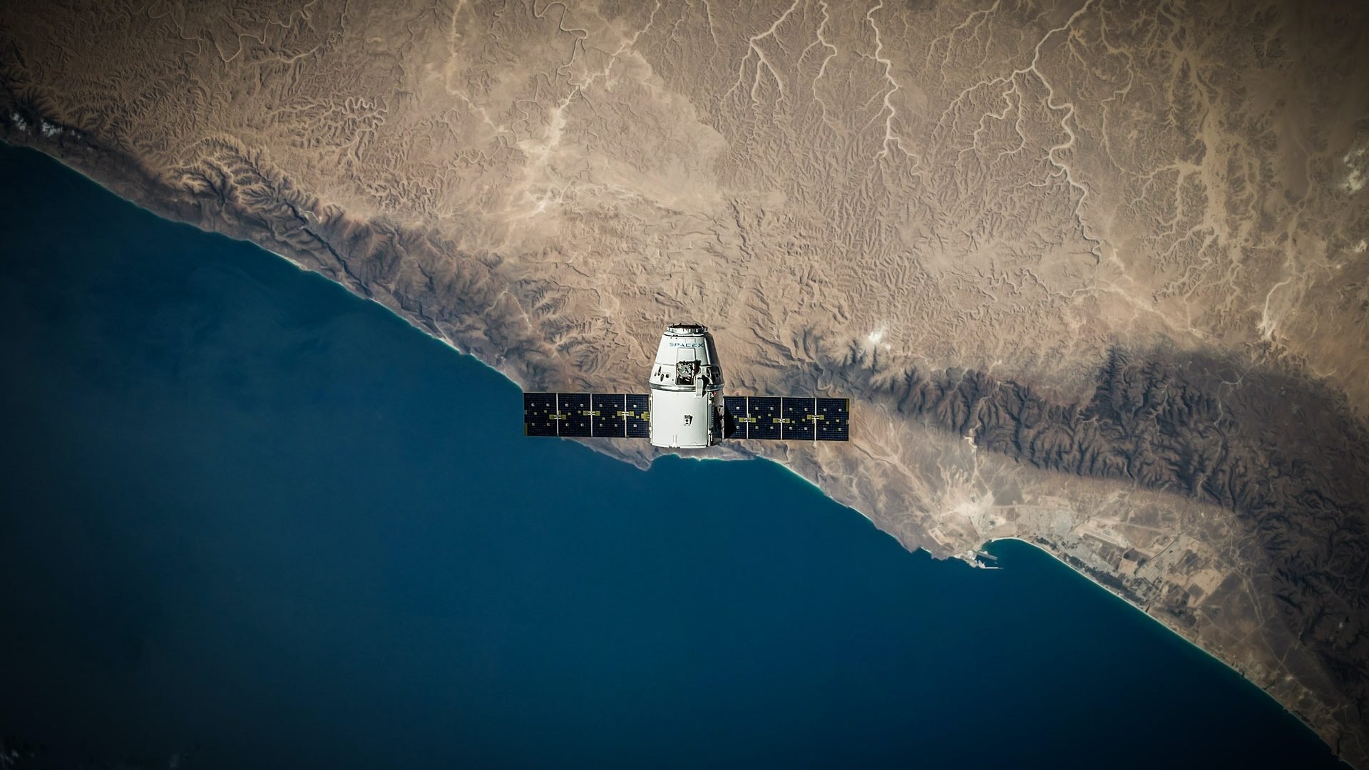 Imgem de um dos satélites fabricados pela Starlink, projeto da SpaceX, sobrevoando a Terra | Elon Musk