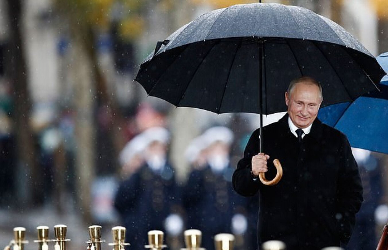 NÃO USAR ESSA FOTO - Presidente da Rússia, Vladimir Putin, caminha embaixo de chuva com um guarda-chuva aberto