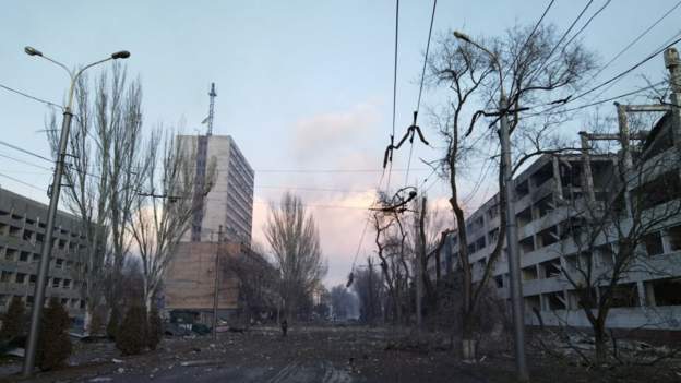 Cidade destruída, com prédios em ruínas na Ucrânia