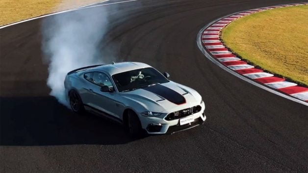 Ford Mustang Mach 1 em uma pista de corrida