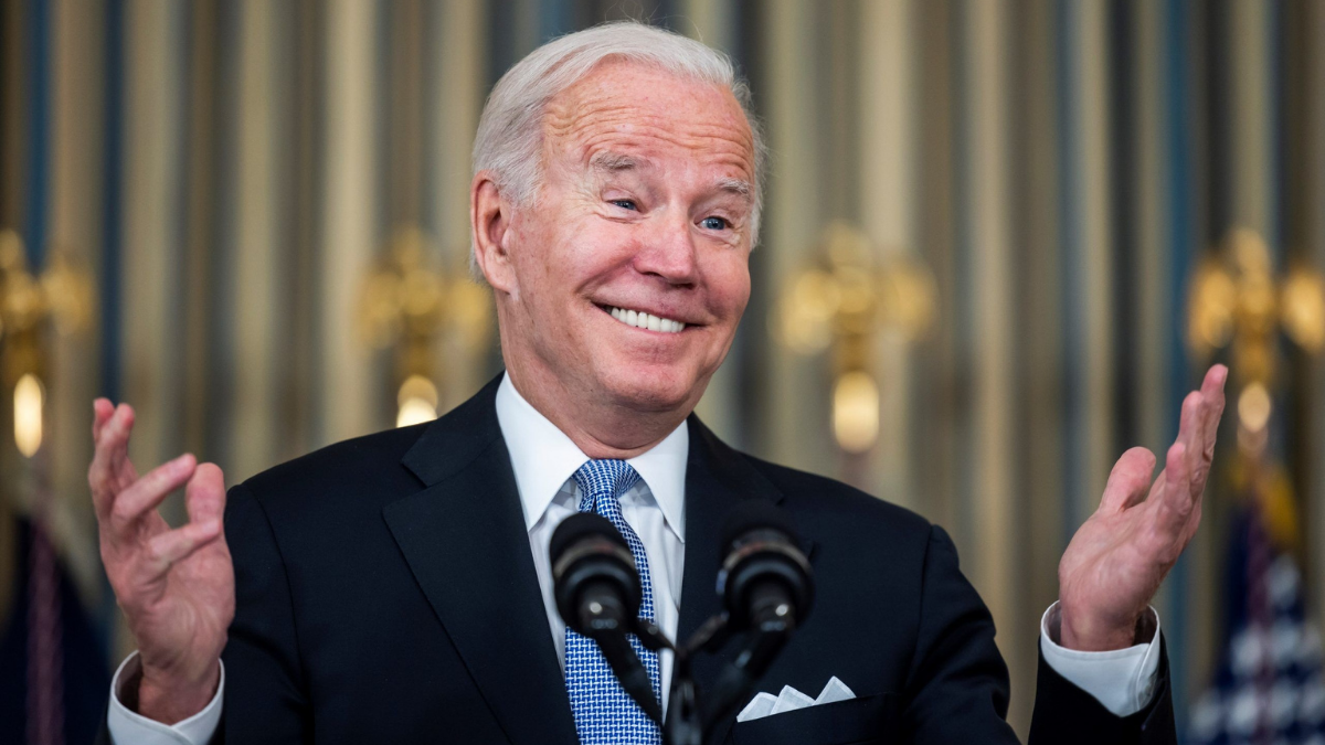 Joe Biden, presidente dos Estados Unidos, dá de ombros para pergunta