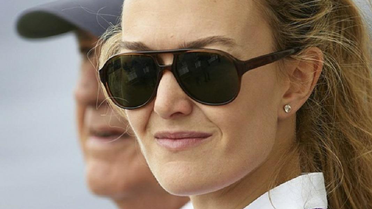 Marta Ortega, herdeira da Zara, de cabelos presos e óculos escuros
