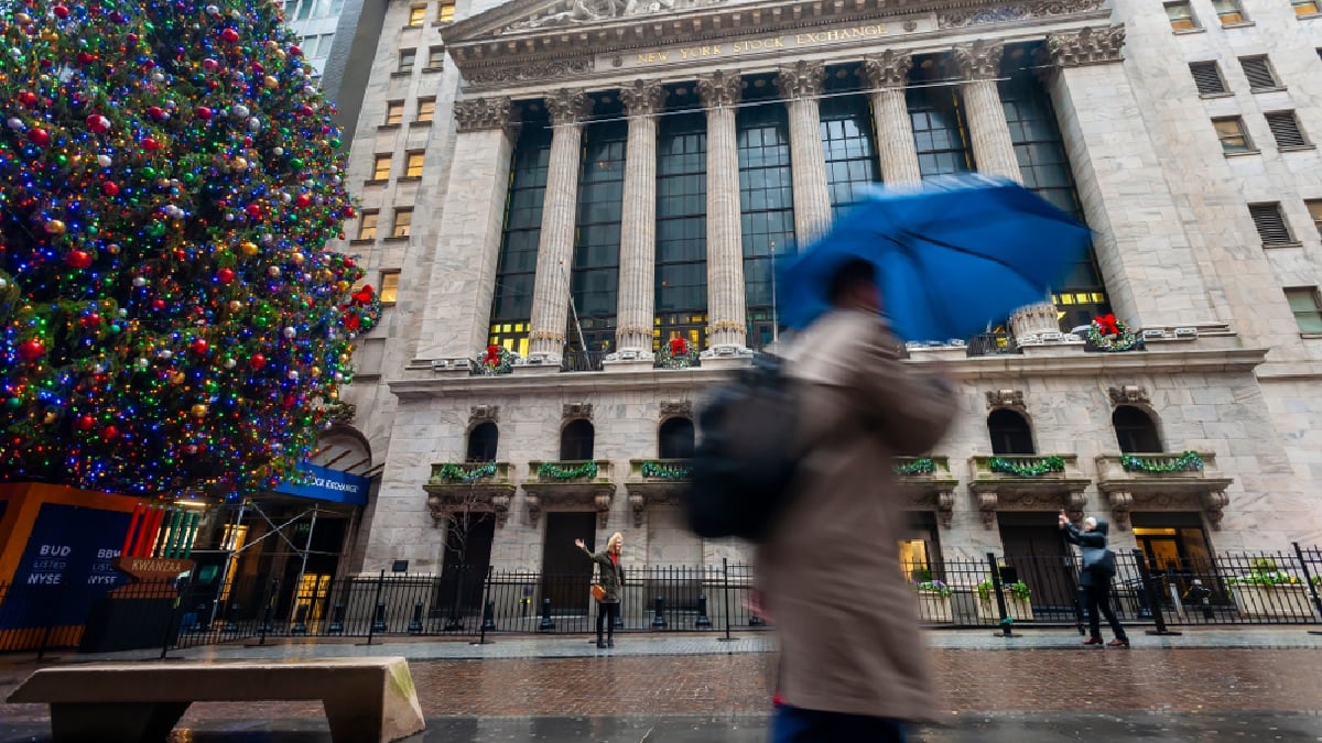 Fachada da NYSE, a Bolsa de Nova York, com uma árvore de natal no primeiro plano