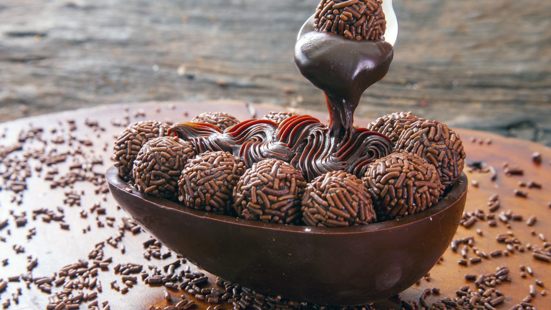 Ovo de Páscoa recheado com brigadeiro