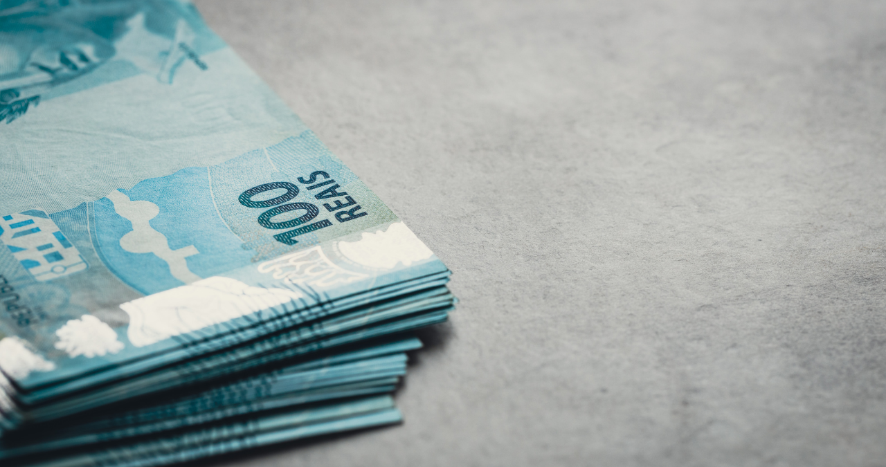 notas de 100 reais, representando renda