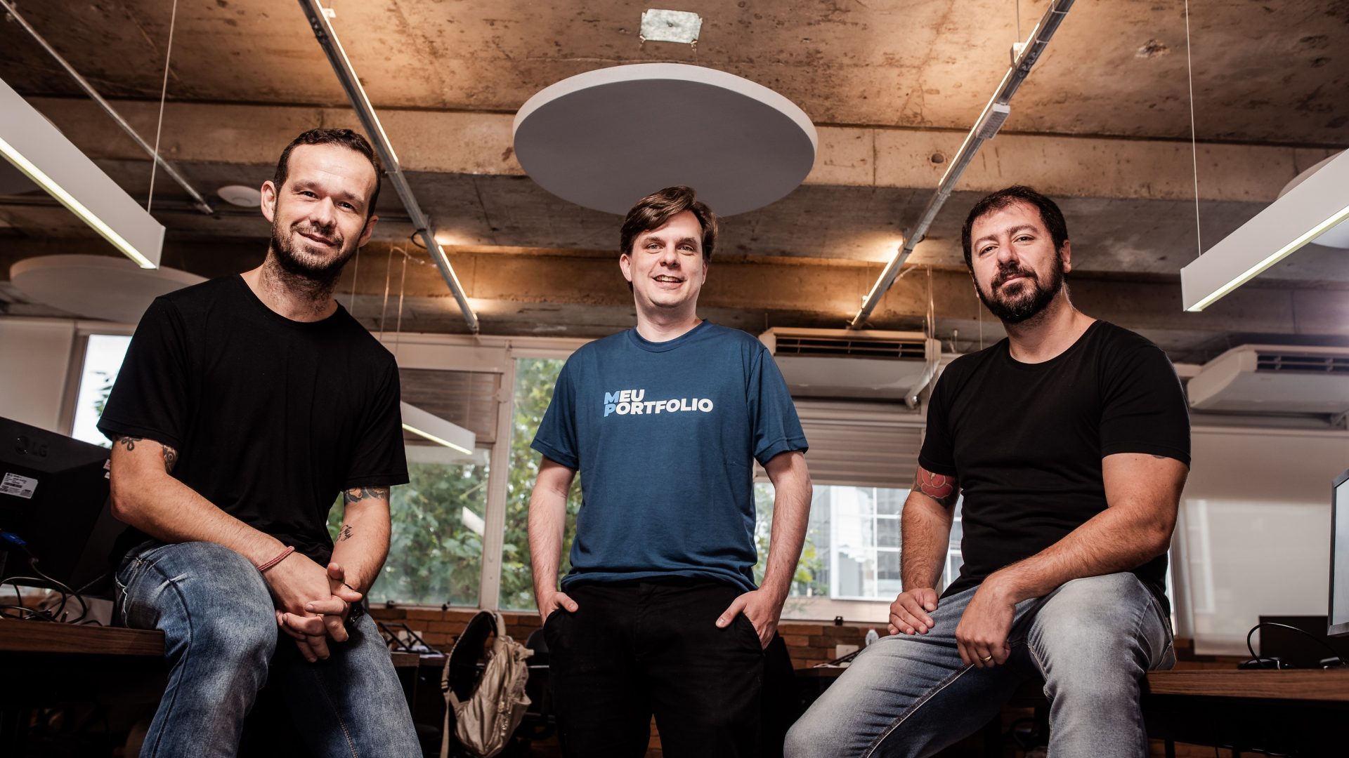 Tito Gusmão (CEO da Warren), Felipe Bossolani (CEO do Meuportfolio) e Fábio Safini (CCO da Warren)