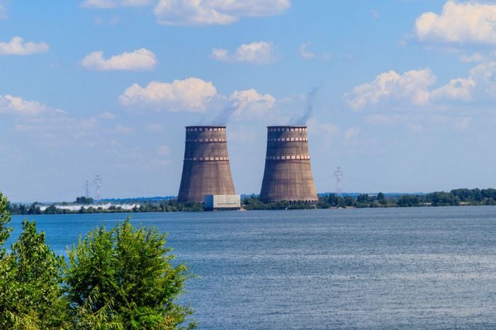 Torres de resfriamento da usina nuclear de Zaporozhia, na Ucrânia