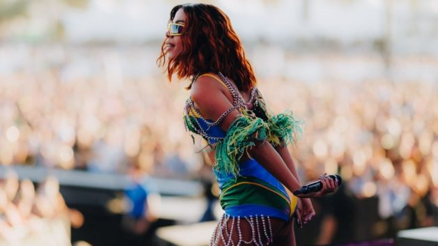 A cantora Anitta, durante apresentação no festival Coachella