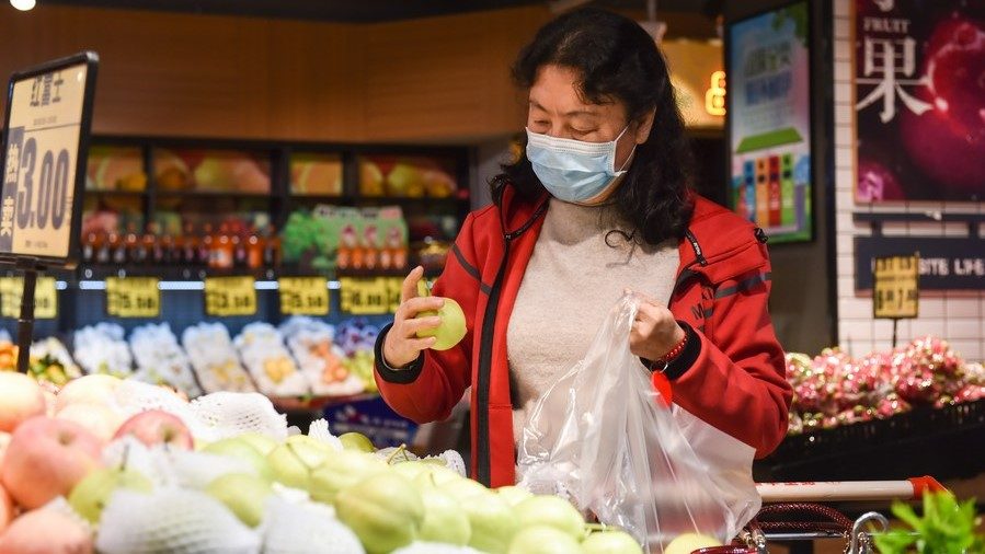 Mulher faz compras em supermercado em Yinchuan, no noroeste da China