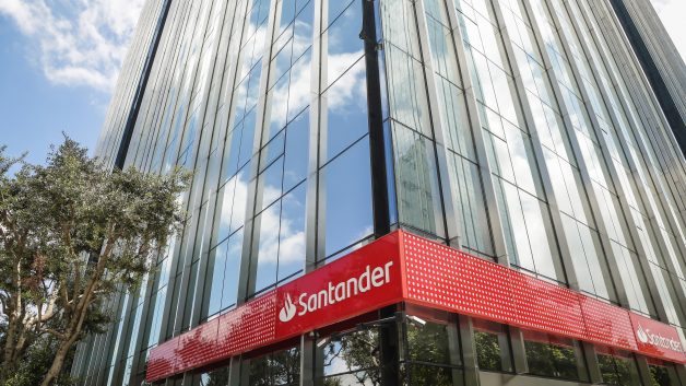 Fachada da sede do Santander Brasil