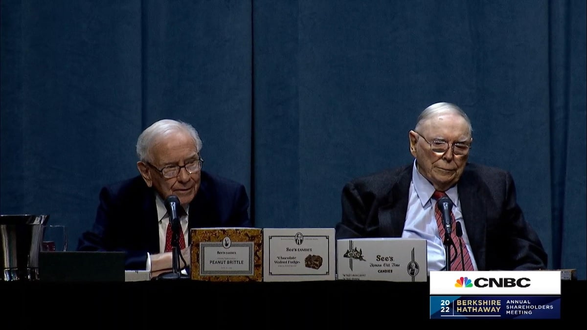 Warren Buffett (esquerda) e Charlie Munger (direita) na conferência anual da Berkshire Hathaway (BERK34) de 2022