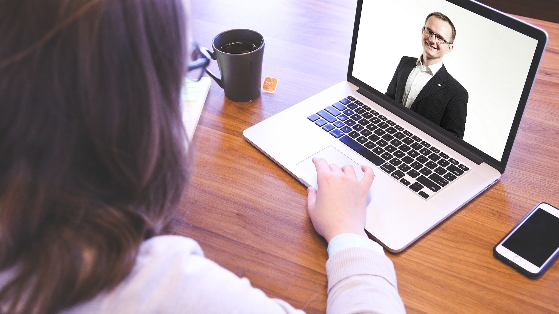 entrevista de emprego é onde os candidatos são testados e perguntados sobre eventuais mentiras