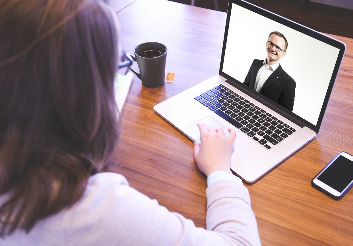 entrevista de emprego é onde os candidatos são testados e perguntados sobre eventuais mentiras