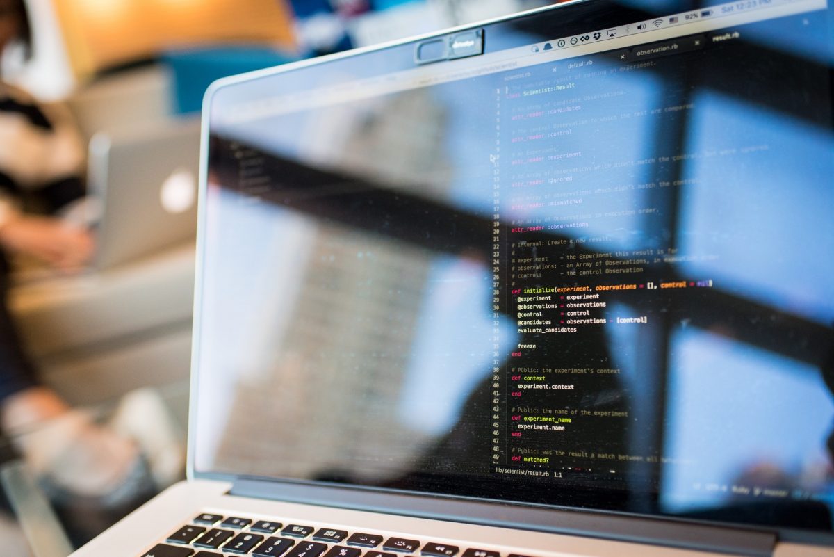 tela de computador com códigos de programação Empiricus