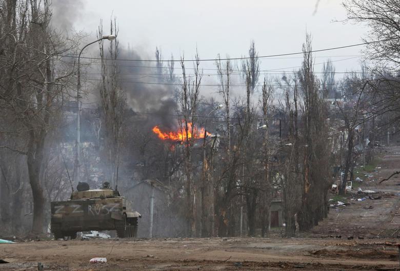 Veículo russo é visto nas ruas de Mariupol