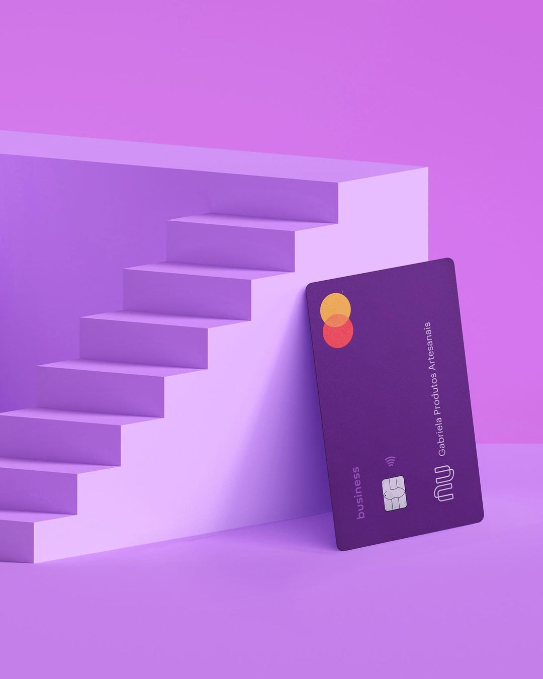 Cartão da Nubank próximo a uma escada
