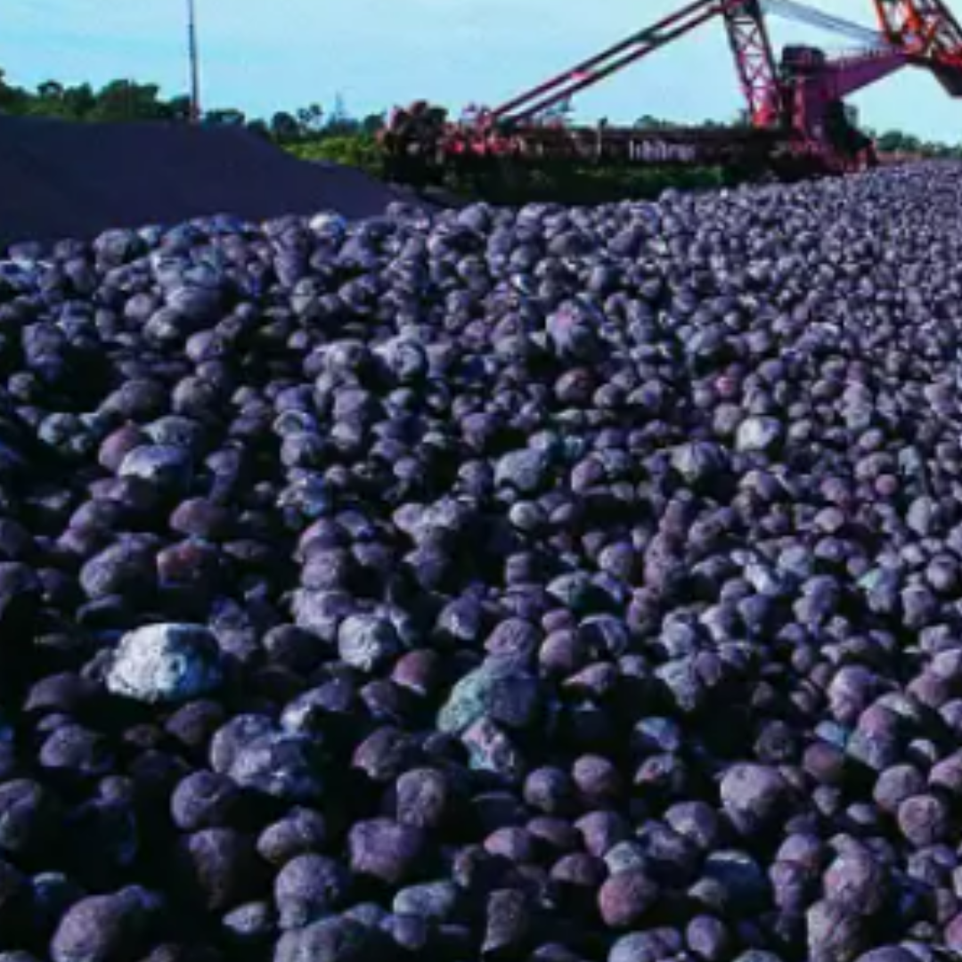Imagem de um acumulado de minério de ferro em alusão à principal atividade da companhia Vale