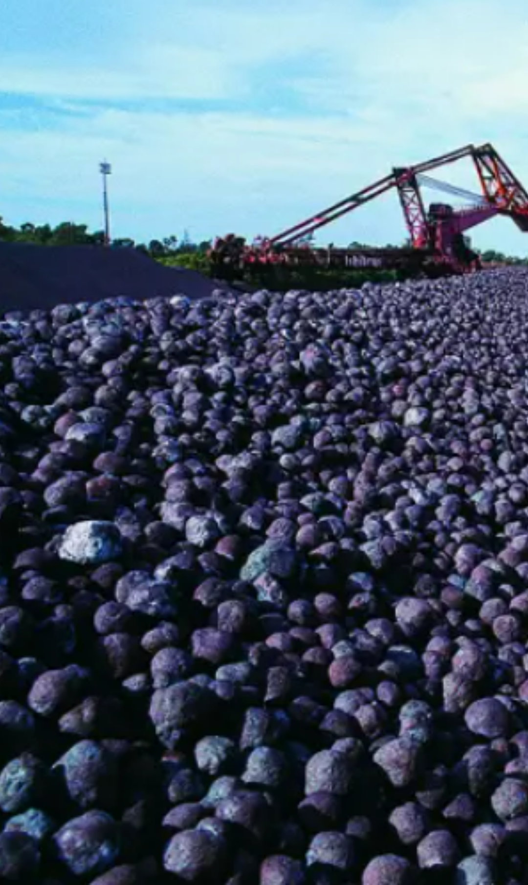 Imagem de um acumulado de minério de ferro em alusão à principal atividade da companhia Vale