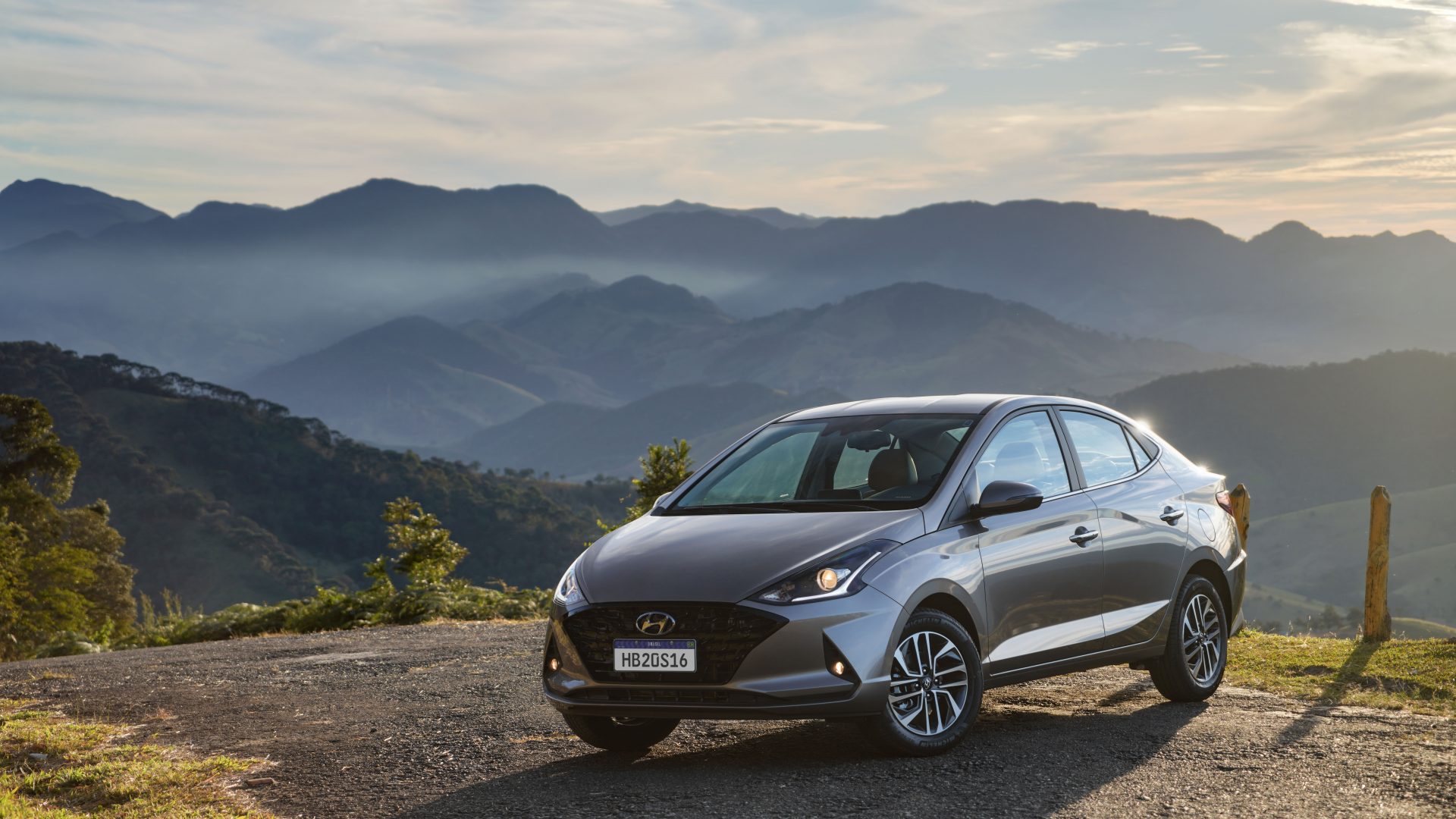 Carro HB20S Platinum Plus MY22 com montanha ao fundo